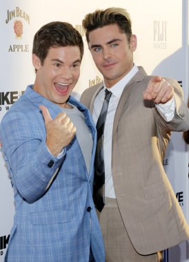 Adam Devine ve Zac Efron