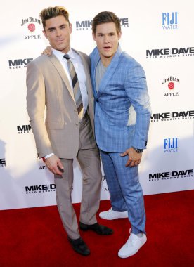 Adam Devine ve Zac Efron