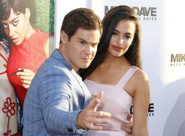 Adam Devine ve Chloe köprüler