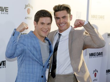 Adam Devine ve Zac Efron
