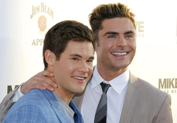 Adam devine und zac efron — Stockfoto