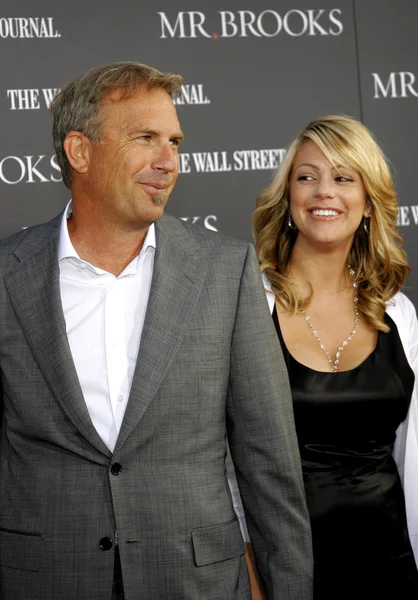 Kevin Costner, Christine Baumgartner — Foto de Stock