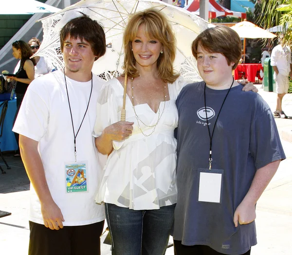 Actrice Deidre Hall avec fils — Photo