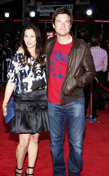 Jason Bateman y su esposa Amanda — Foto de Stock