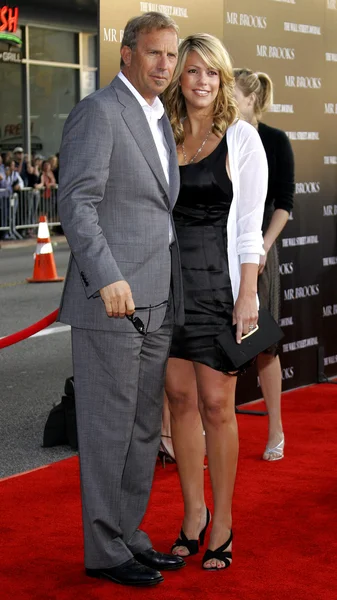 Kevin Costner, Christine Baumgartner — Foto de Stock