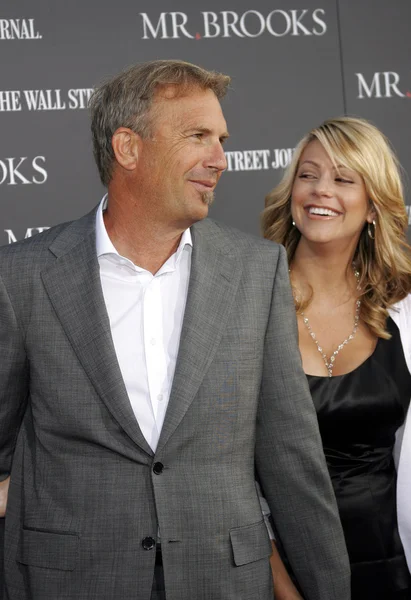 Kevin Costner, Christine Baumgartner — Stok fotoğraf