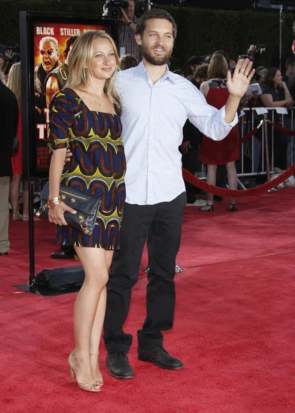 Tobey Maguire y su esposa Jennifer Meyer — Foto de Stock