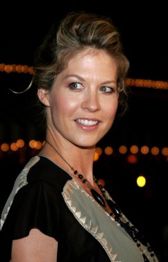 aktris Jenna Elfman
