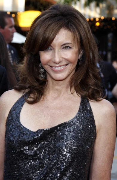 Таз жігіт қызыл шашты әйелді пиязда қатты бұрыштайды