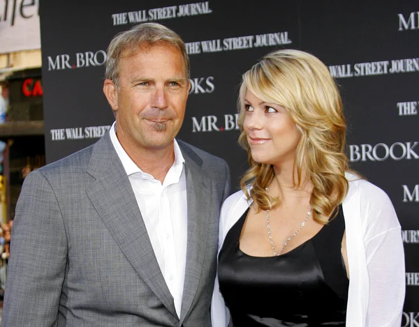 Kevin Costner, Christine Baumgartner — Stock Photo, Image