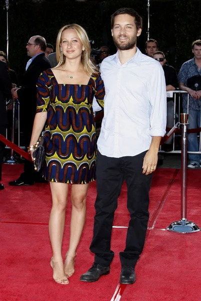 Tobey Maguire y su esposa Jennifer Meyer — Foto de Stock