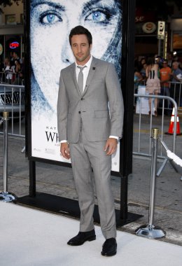 oyuncu Alex Oloughlin