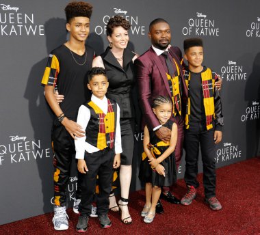 Hollywood, ABD El Capitan Tiyatrosunda aktör David Oyelowo ve aile Katwe Kraliçe Los Angeles galasında 20 Eylül 2016 yılında düzenlenen