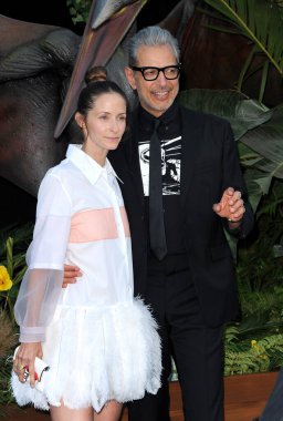 Jeff Goldblum ve Emilie Livingston, 12 Haziran 2018 'de ABD' nin Los Angeles kentindeki Walt Disney Konser Salonu 'nda düzenlenen' Jurassic World: Fallen Kingdom 'galasında.