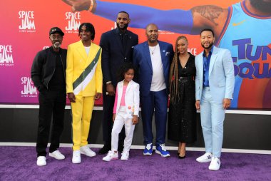 Don Cheadle, Ceyair Wright, LeBron James, Harper Leigh Alexander, Malcolm D. Lee, Sonequa Martin-Green ve John Legend 12 Temmuz 2021 'de Los Angeles' taki Regal LA Live 'da düzenlenen Space Jam: A New Legacy' nin Los Angeles galasında.