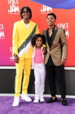 Ceyair Wright, Harper Leigh Alexander ve Cedric Joe, 12 Temmuz 2021 'de Los Angeles' taki Regal LA Live 'da Space Jam: A New Legacy' nin galasında.