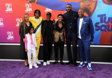 Don Cheadle, Ceyair Wright, LeBron James, Harper Leigh Alexander, Malcolm D. Lee, Sonequa Martin-Green ve John Legend 12 Temmuz 2021 'de Los Angeles' taki Regal LA Live 'da düzenlenen Space Jam: A New Legacy' nin Los Angeles galasında.