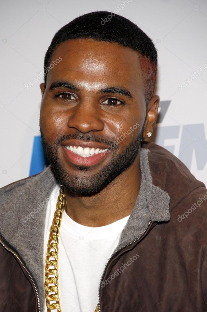Jason Derulo shows off a perfect row of teeth... after pretending to chip  his pearly whites | Daily Mail Online