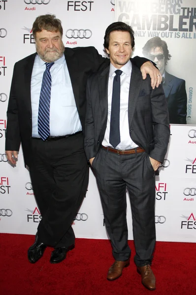 John Goodman and Mark Wahlberg — 图库照片