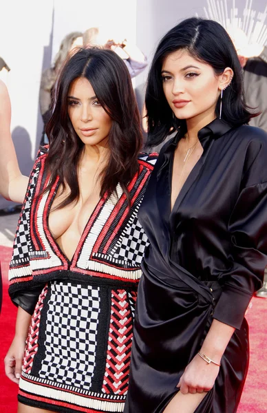 Kim Kardashian and Kylie Jenner — Stock Photo, Image