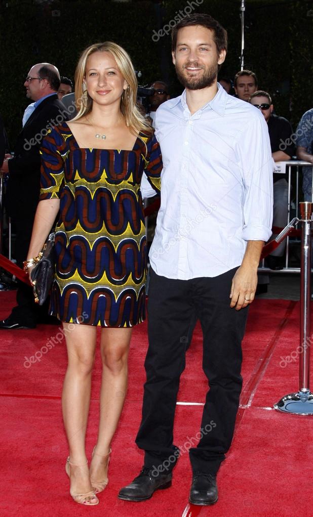 Charlie Day And Mary Elizabeth Ellis At The Los Angeles Premiere Of 'Going  The Distance' Held At The Grauman's Chinese Theater In Hollywood, USA On  August 23, 2010. Stock Photo, Picture and