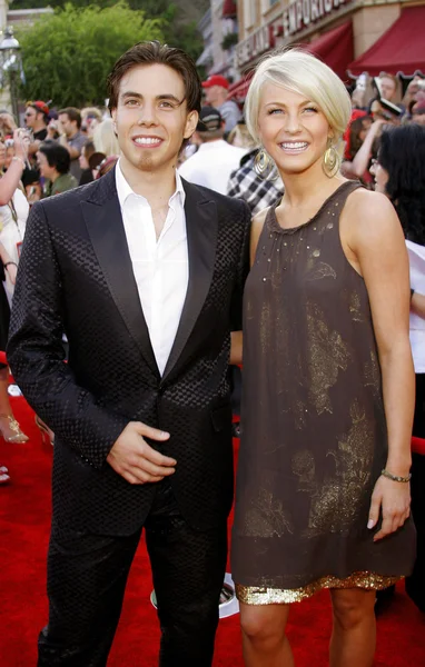 Apolo Anton Ohno and Julianne Hough — Stockfoto