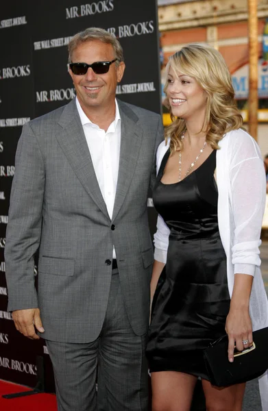 Christine Baumgartner y Kevin Costner en Los Ángeles — Foto de Stock