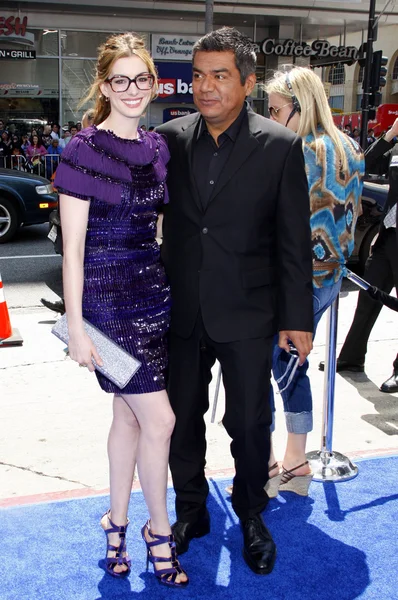 Anne Hathaway i George Lopez — Zdjęcie stockowe