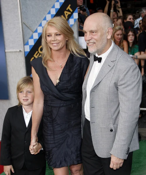 John Malkovich und Peta Wilson in Los Angeles — Stockfoto