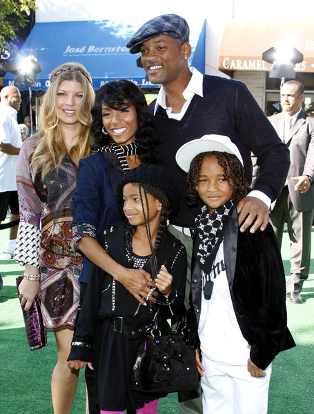 Fergie e Will Smith com a família — Fotografia de Stock