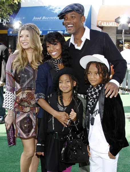 Fergie and Will Smith with family — Stockfoto