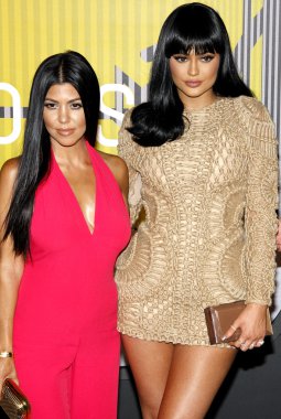 Kourtney Kardashian ve Kylie Jenner