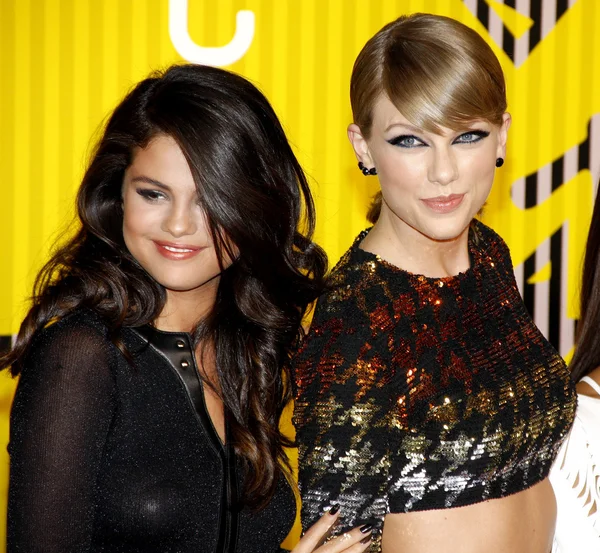 Selena Gomez and Taylor Swift — Stock Photo, Image