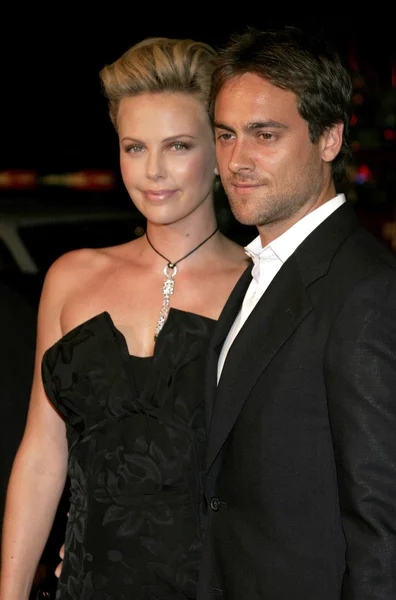 Charlize Theron y Stuart Townsend — Foto de Stock