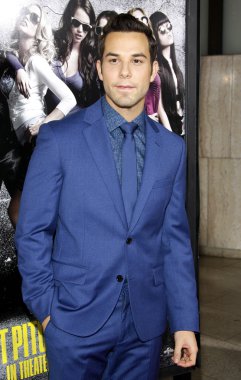 aktör Skylar Astin