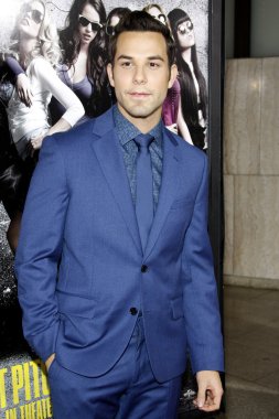 aktör Skylar Astin