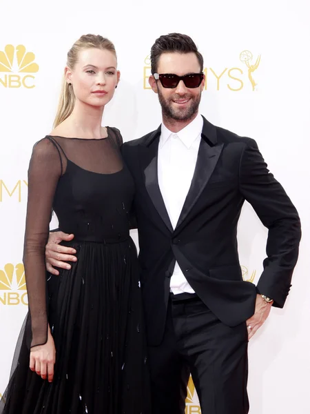 Behati uitgenodigd en adam levine — Stockfoto