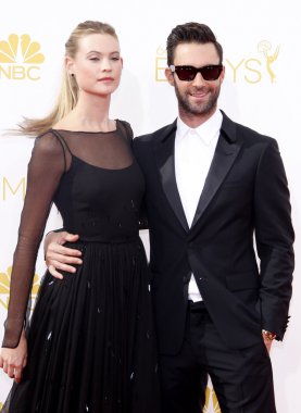 behati prinsloo ve adam levine