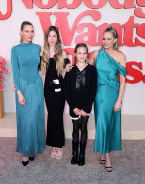 Sara Foster, Valentina Haas, Josephine Haas ve Erin Foster Netflix 'in 