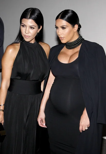 Kourtney Kardashian y Kim Kardashian — Foto de Stock