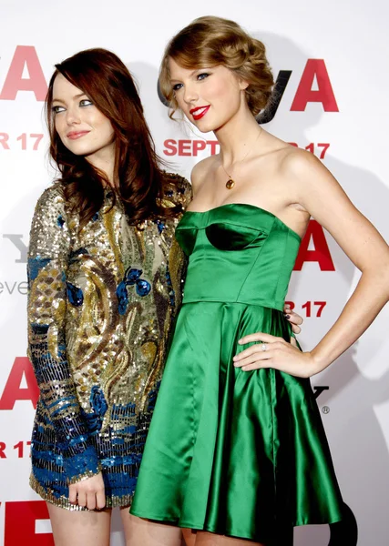 Emma Stone and Taylor Swift — Stock Photo, Image