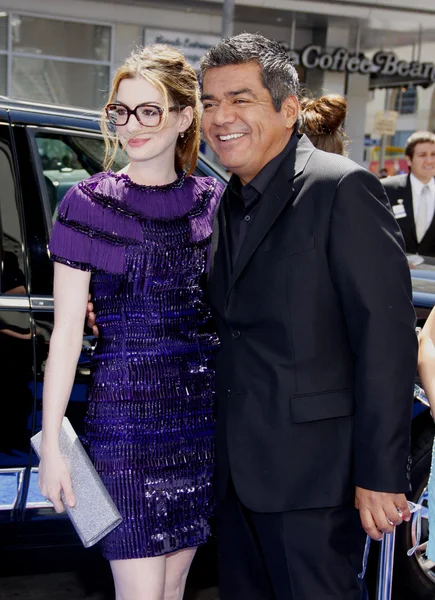 Anne Hathaway och George Lopez — Stockfoto