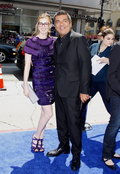 Anne Hathaway and George Lopez — Stock Photo, Image