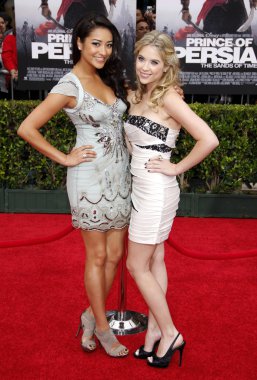 Shay Mitchell ve Ashley Benson