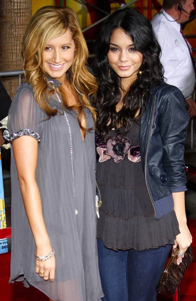 Ashley Tisdale y Vanessa Hudgens — Foto de Stock