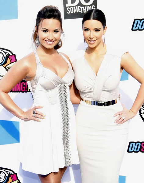 Demi Lovato and Kim Kardashian — Stock Photo, Image