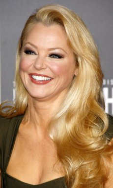 aktris Charlotte Ross