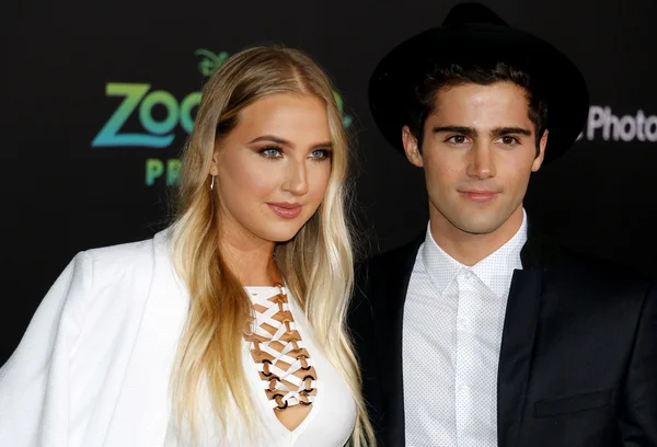 Veronica Dunne and Max Ehrich — Stock Photo, Image