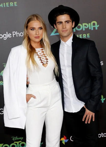 Veronica Dunne e Max Ehrich — Fotografia de Stock