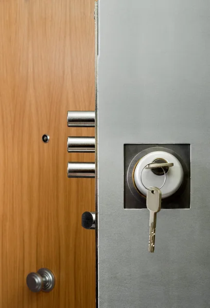 İç kapı güvenlik kilidi tuşları ile